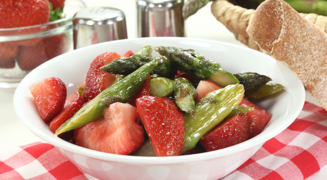 Lauwarmer Spargel-Erdbeer-Salat